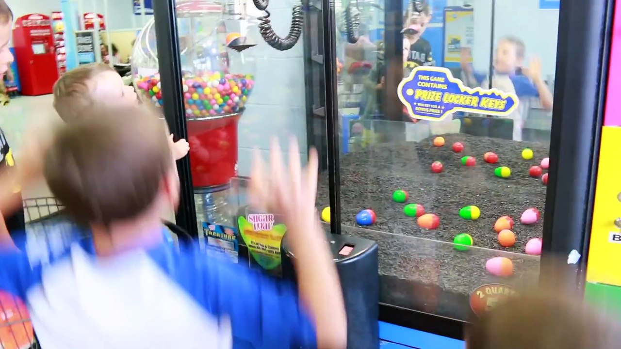 GIANT CLAW MACHINE Surprise Eggs Toby Toy Fail Surprise Toys Worlds Smallest Toys