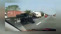 Un homme conduit le châssis d'un bus sur l'autoroute en Thaïlande