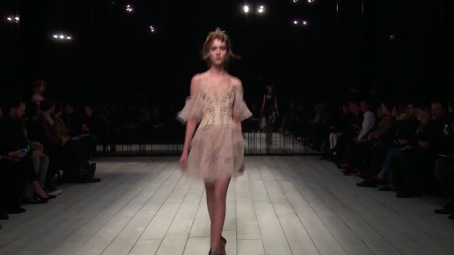 Alexander McQueen Fall 2016 Ready-to-Wear - London Fashion Week