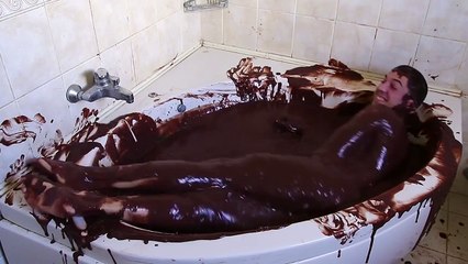 Il prend un bain dans 230 kilos de chocolat