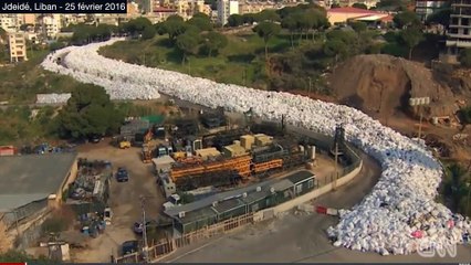 Liban : une rivière de poubelles inonde la banlieue de Beyrouth