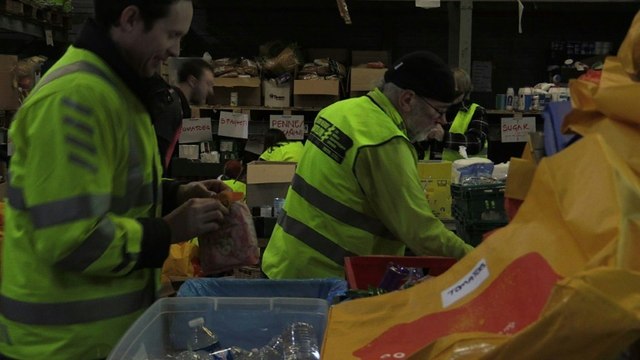Dans un entrepôt de Calais, une logistique à flux tendu pour les dons aux migrants