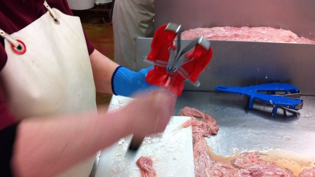 La fabrication d'une andouille artisanale