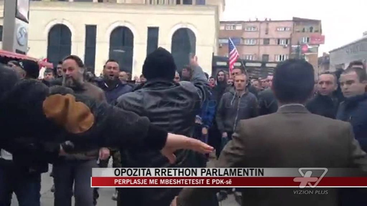 Kosovë, opozita rrethon parlamentin - News, Lajme - Vizion Plus