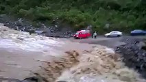 Cusco- chofer de bus arriesgo vida de pasajeros al cruzar por desborde de río - Actualidad - America Noticias