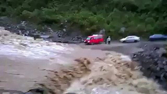 Cusco- chofer de bus arriesgo vida de pasajeros al cruzar por desborde de río - Actualidad - America Noticias