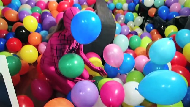 SPIDERMAN PLAYING WITH 5000 BALLOONS - Superheroe In Real Lif