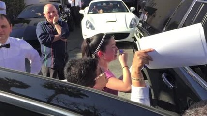 Crazy Justin Bieber Autograph Seekers Exhibit Abhorrent Parenting