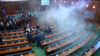Au Kosovo, les députés d'opposition lancent du gaz lacrymogène dans le Parlement en pleine élection du président