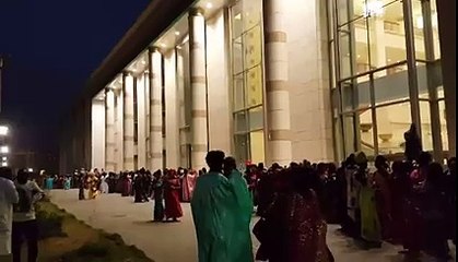 Les laobés en masse à la porte du Grand Theatre
