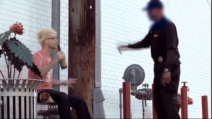 Фокусник троллит полицейского