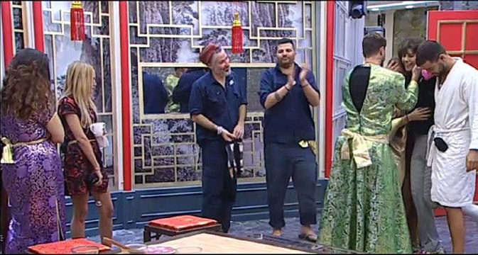 ארבל חוזרת מהבית חולים מגובסת והאח שם לה את שירי המכות של מוניקה סקס