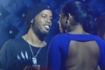 R10 vs Skills Battle -HD Ronaldinho best skills 2016.