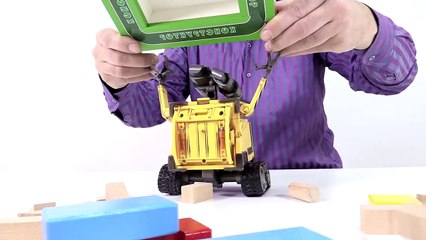 Küçük robot Wall E Yapı taşlardan bir kule yapıyoruz Eğlenceli çocuk filmi