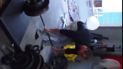 NGBB Newcomer David (?) Deadlifting 345 + 200# Chain X 3