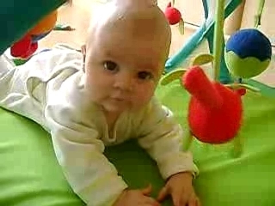 Amelia joue sur son tapis