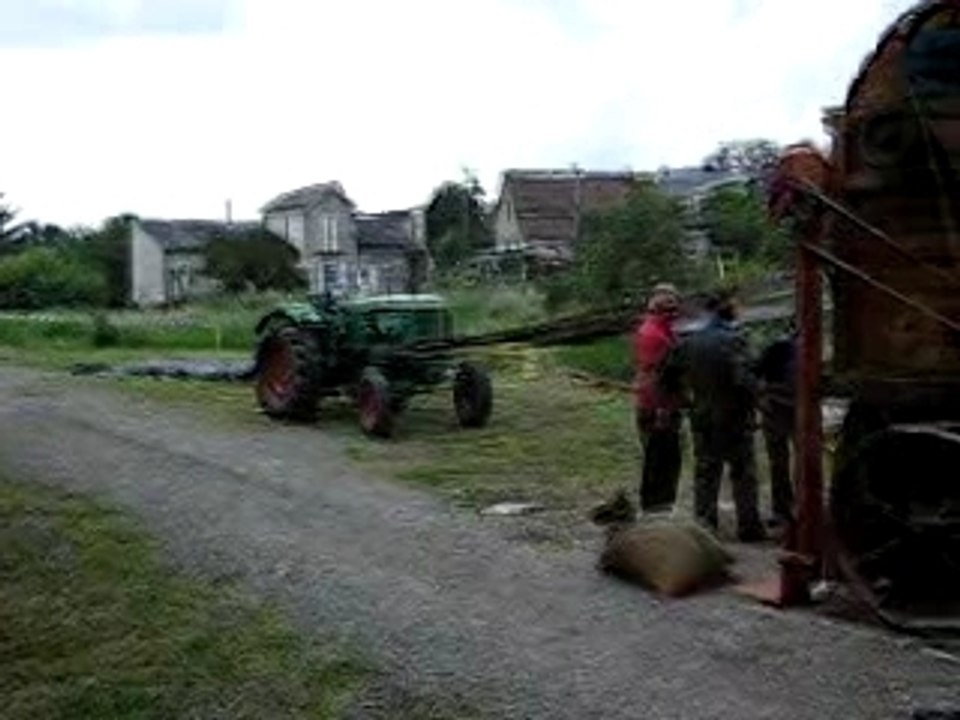 Tracteur Deutz et vieille batteuse Merlin