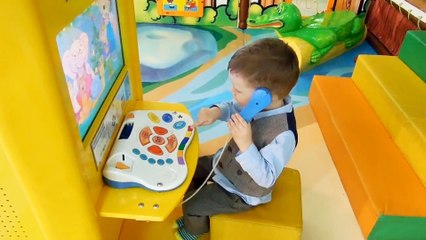 Клим на детской площадке _ Смотрим рыбок _ Entertainment for children