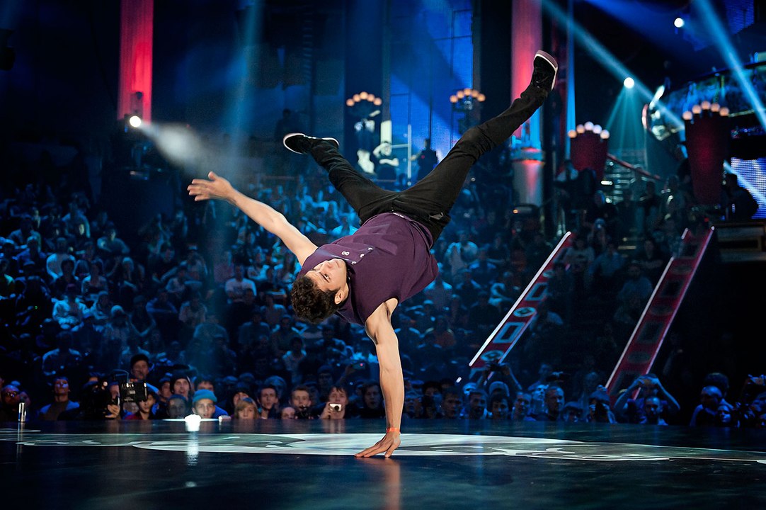 Bruce Almighty VS Victor - FINAL BATTLE - Red Bull BC One World Final 2015