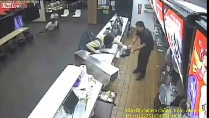 Tên cướp có vũ khí bị hạ gục trong quán ăn nhanh quá nguy hiểm