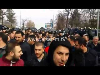 Butel, filloi protesta kundër vendosjes së kryqit