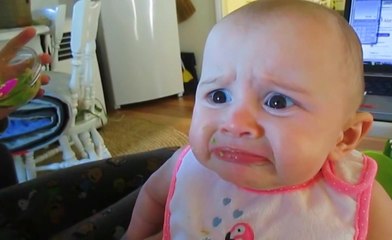 İlk Defa Avokado Yiyen Bebeğin Komik Tepkileri