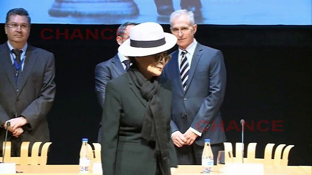 Hospitalizan en Nueva York a la artista Yoko Ono