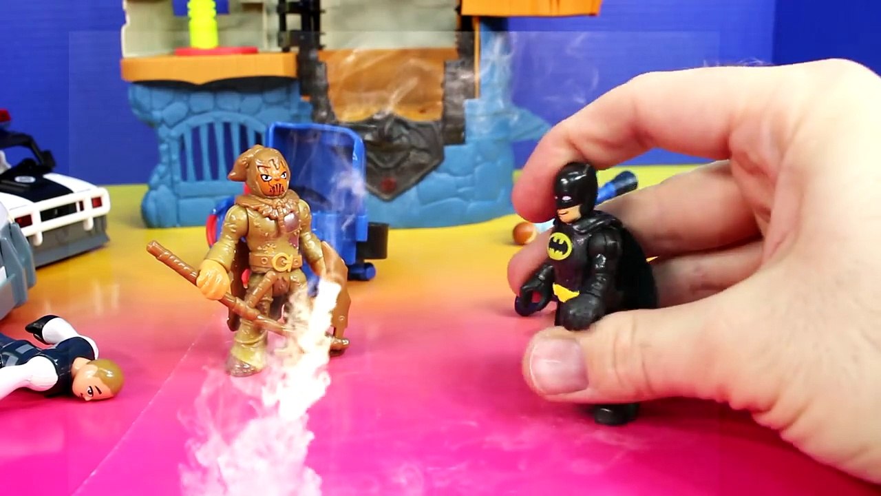 Imaginext Green Arrow saves Batman Gotham city police from scarecrow toys story playset