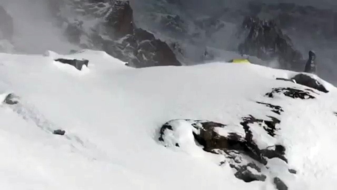 Simone Moro: "C'è tempesta e le volpi ci hanno mangiato tutto" (720p Full HD)