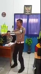 TANDA-TANDA LGBT - POLISI MELAMBAI DAN GENIT INI GOKIL JOGET SAMBALADO