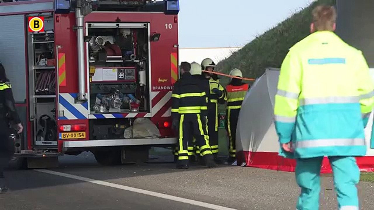 Auto botst op pijler viaduct aan A58 en vliegt in brand, één dode (720p Full HD)