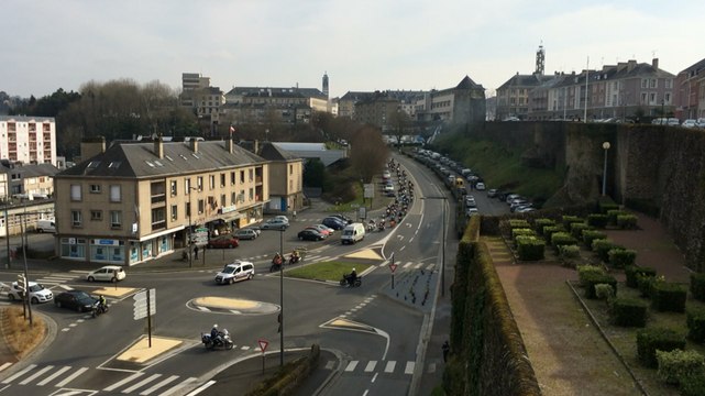 Les motards en colère réunis devant la préfecture de la Manche