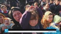 لاجئون يتظاهرون على الحدود اليونانية المقدونية طالبين المساعدة