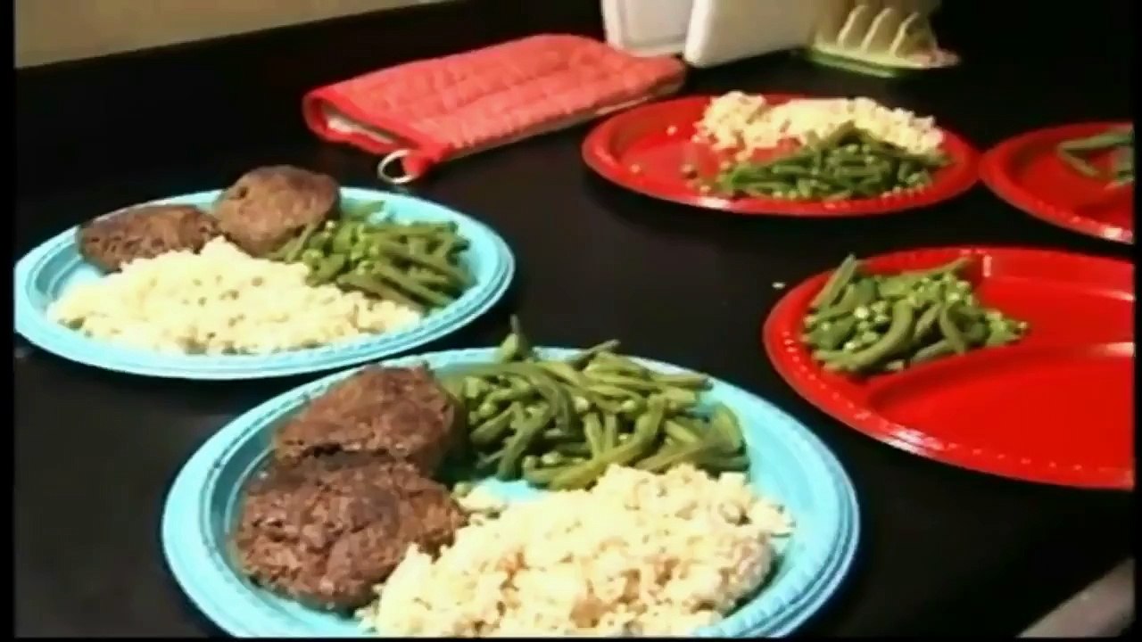 BODYBUILDING MOTIVATION - EAT LIKE A DOG