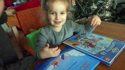 3 ans Zoé ouvre cadeau Marraine Amandine