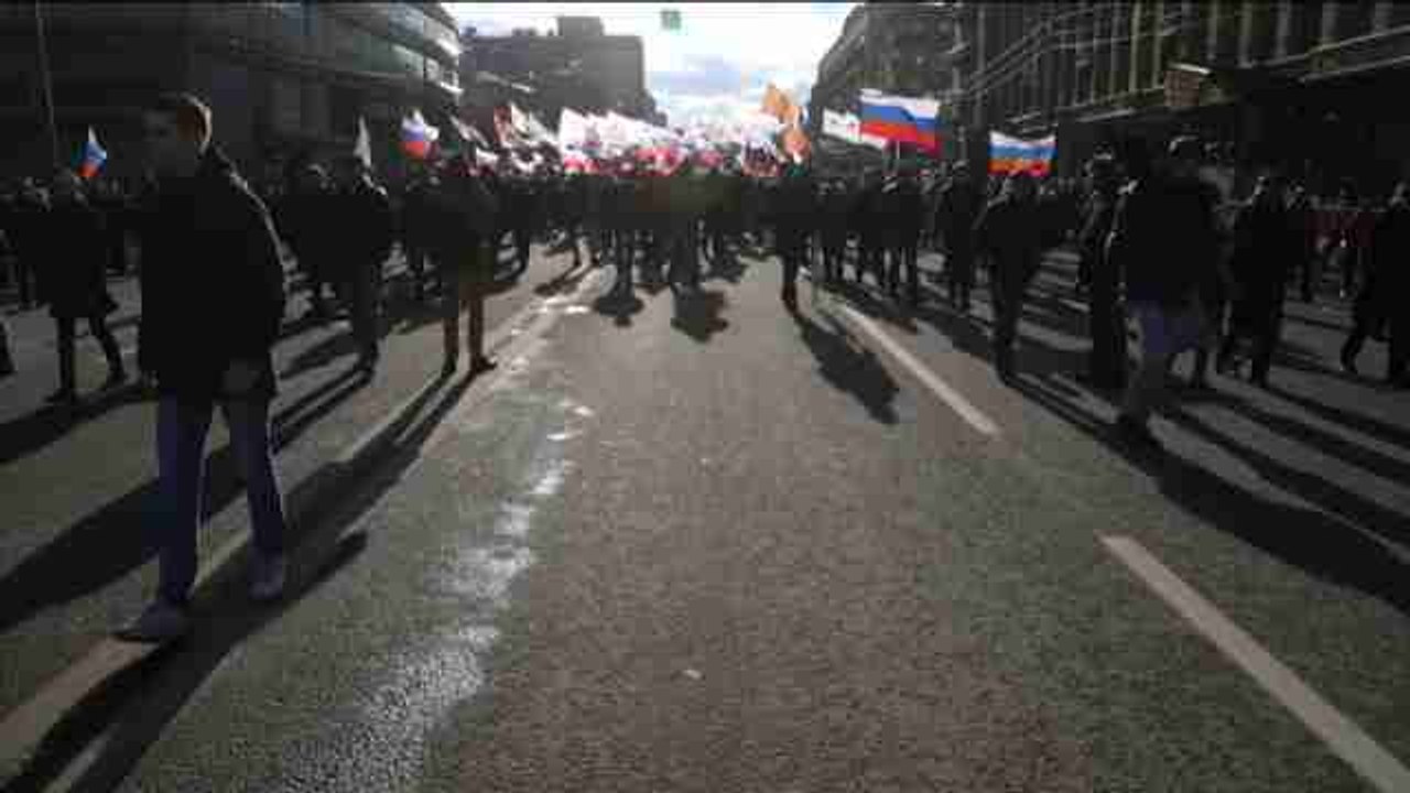 Miles de rusos protestan contra Putin en aniversario del asesinato de Nemtsov