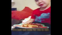 Cute : Cet enfant n'arrive pas à manger son dîner parce qu'il est 
