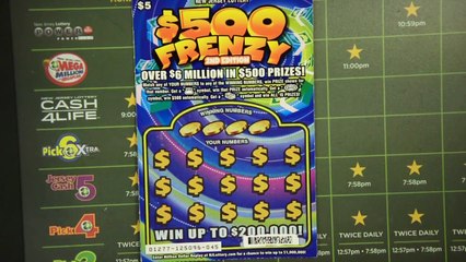 Un homme se filme entrain de gratter un ticket et gagne 200 000 dollars