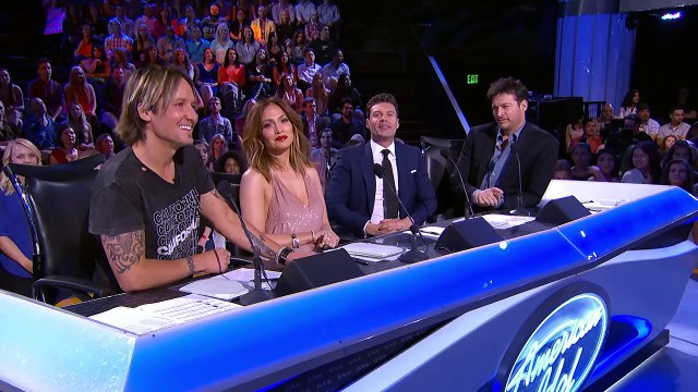 Kelly Clarkson Performs Piece by Piece at the AMERICAN IDOL