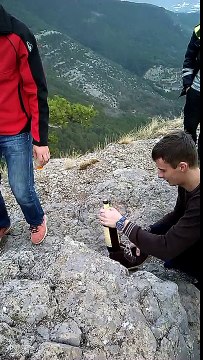 Открыть вино без штопора за 5 секунд