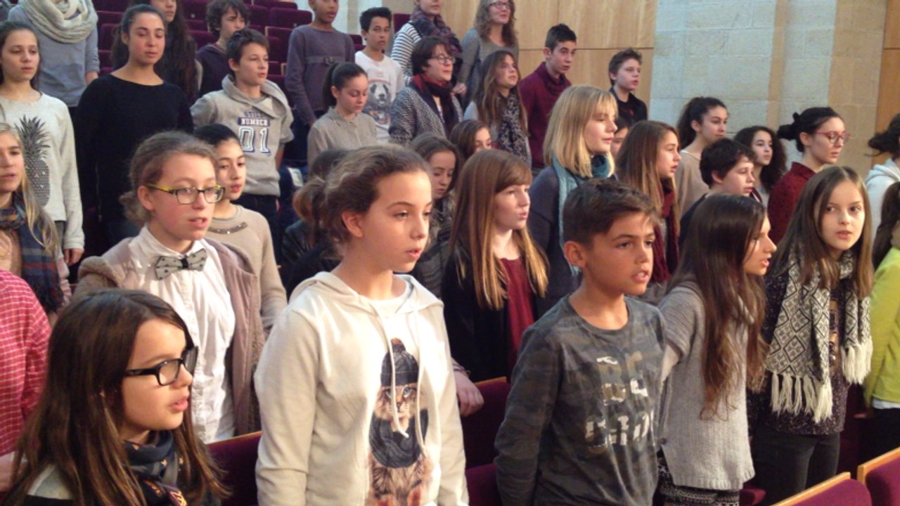 Artistes et collégiens en scène contre la sclérose