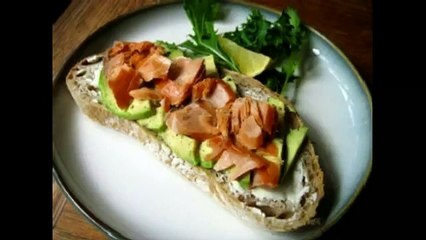 Бутерброды с семгой, авокадо и сыром