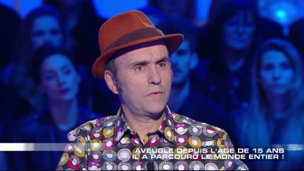 Aveugle depuis l'âge de 15 ans, il a parcouru le monde entier ! - Salut les Terriens du 27/02 - CANAL+