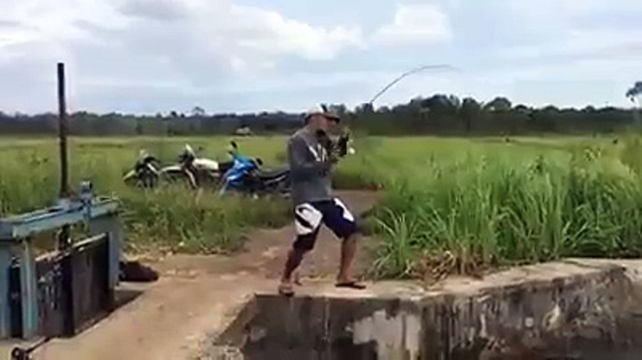When Fishing This Man Got Big Fish