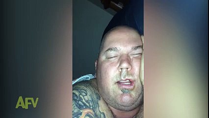 Cet homme se tape un fou rire alors qu'il dort