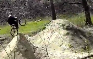Bisikletle Toprak Rampadan Atlamaya Çalışırken Yere Çakıldı