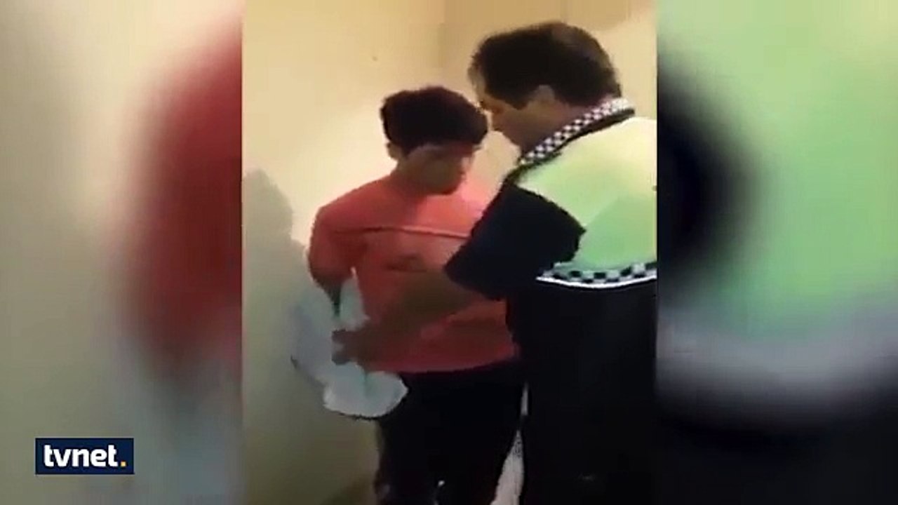 شاهد كيف يتلذذ شرطي إسباني بتعذيب طفل مهاجر سوريCop hispanique se complaît dans la torture d' enfants migrants syriens