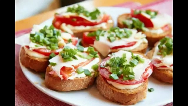 Гренки с мясом, овощами и сыром