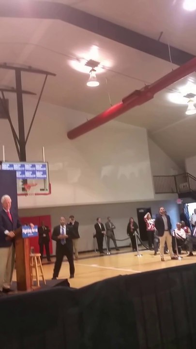 Bill Clinton s'énerve contre un ancien Soldat Américain intervenu à Benghazi... Meeting Pour Hillary Clinton