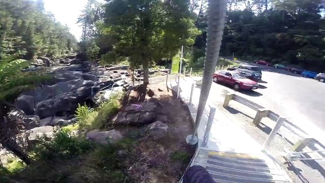 Il saute du haut d'un pont de 23 mètres et atterrit dans un petit bassin